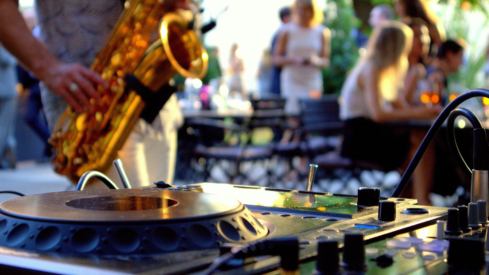 Saxofonist met dj, nu boeken op jazzbooking.nl